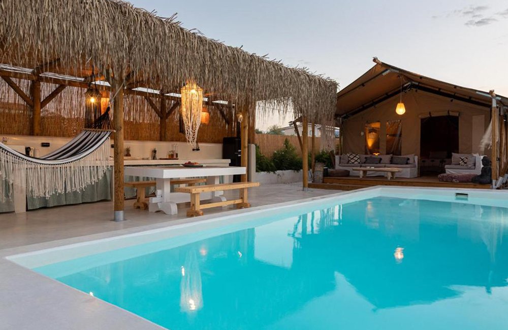 Zwembad van Nomad Glamping bij de Griekse hoofdstad Athene aan zee