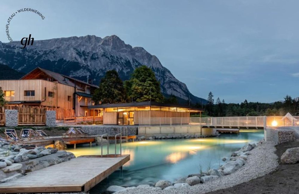 Zwembad van Sonnenplateau Camping Gerhardhof in de Alpen van Tirol Oostenrijk