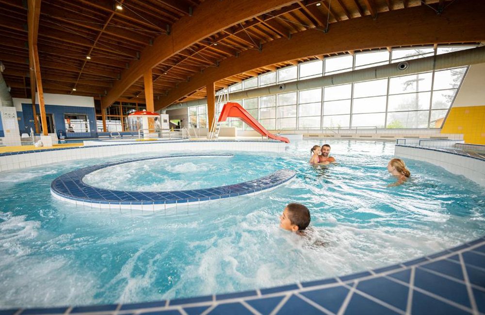 Zwembad van Vakantiepark Landal Marina Lipno in het zuiden van Tsjechië bij Český Krumlov