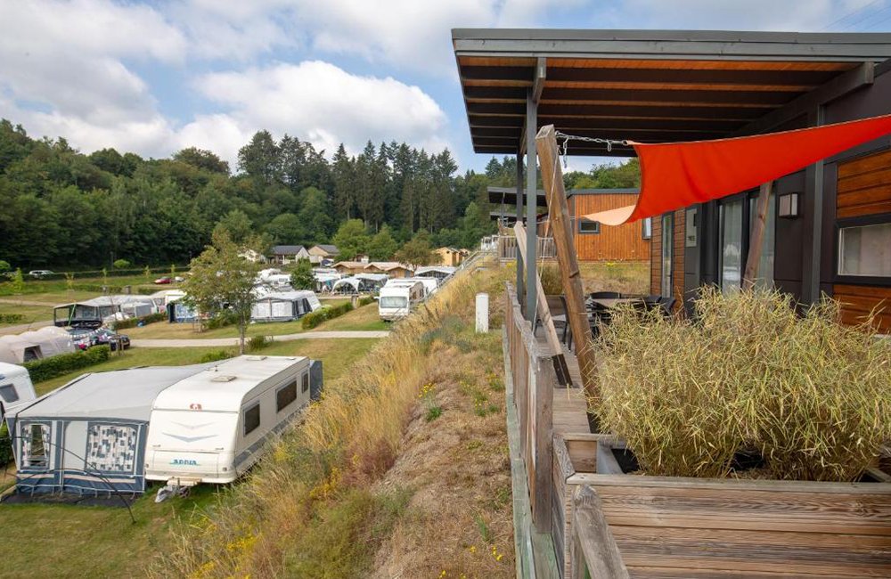caravans, tenten en chalets van Camping Kaul bij Wiltz in de Ardennen van Luxemburg