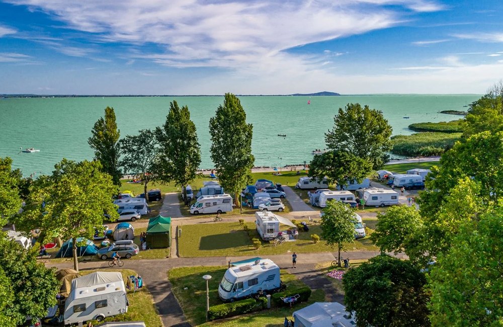 kust van Balatontourist Camping Napfény aan het Balatonmeer in Hongarije