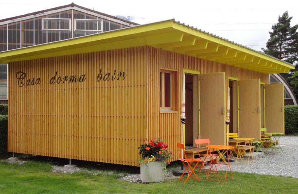 Accommodatie op Camp Au Chur in de Graubündener Alpen van Zwitserland aan de rivier de Rijn