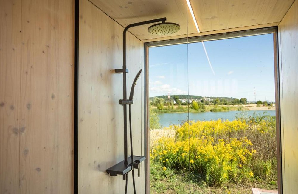 Badkamer van Glampinghut op Glamping Jezeroooo aan het meer jezero Lipence aan de rand van Praag in Tsjechië