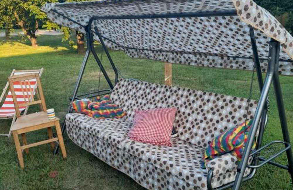 Bankje op Tisza glamping bij Hortobágy Nationaal Park in het oosten van Hongarije