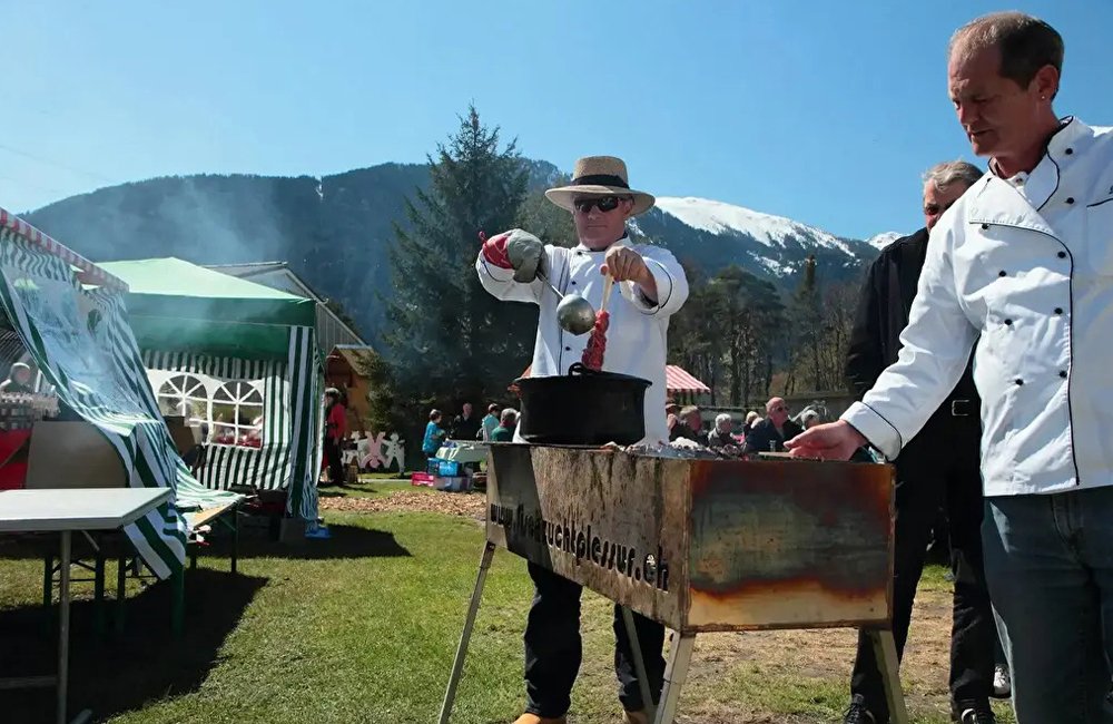 Barbeque op Camp Au Chur in de Graubündener Alpen van Zwitserland aan de rivier de Rijn