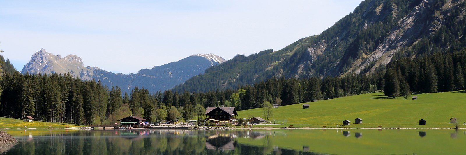 Bergmeer van Tirol tussen de bergen van de Alpen in Oostenrijk