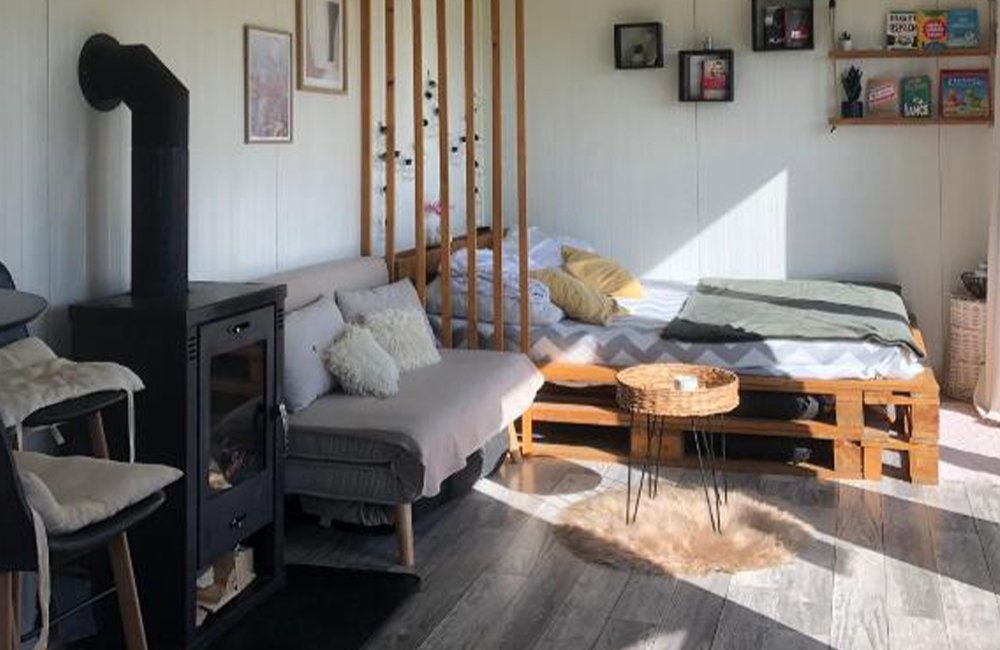 Binnenkant glamping hut van Sidehill Glamping in het Fatra gebergte van Slowakije