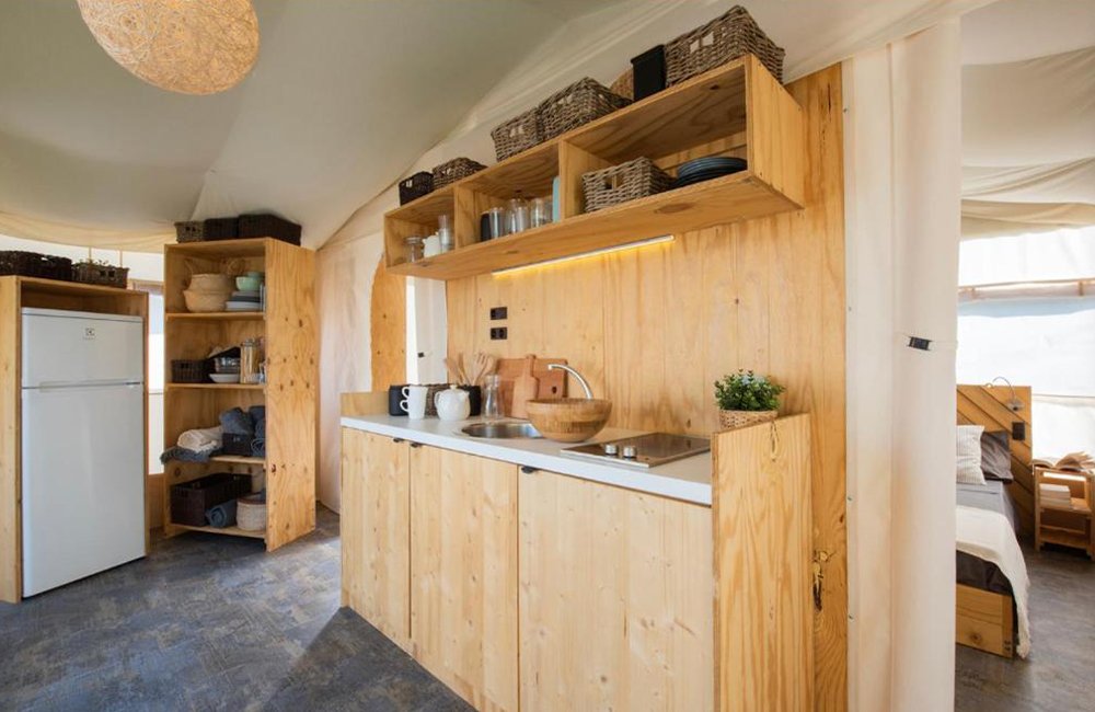 Binnenkant glamping tent van Holiday Village Novolandia in het zuiden van Slowakije