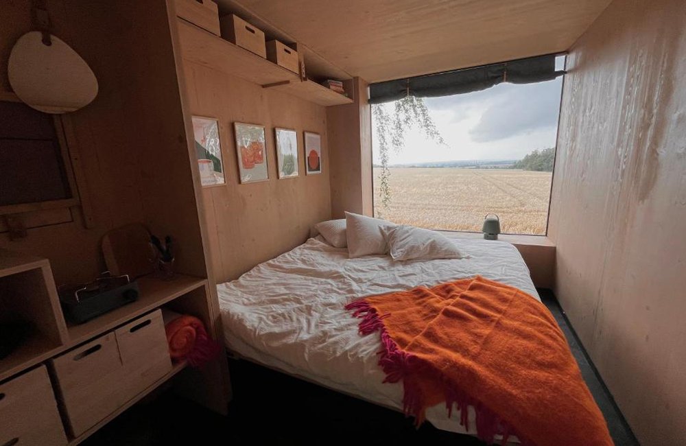 Binnenkant glampinghut van Diervriendelijke Off-Grid camping Glamping Ostrov Klidu aan de rand van Praag in Tsjechië