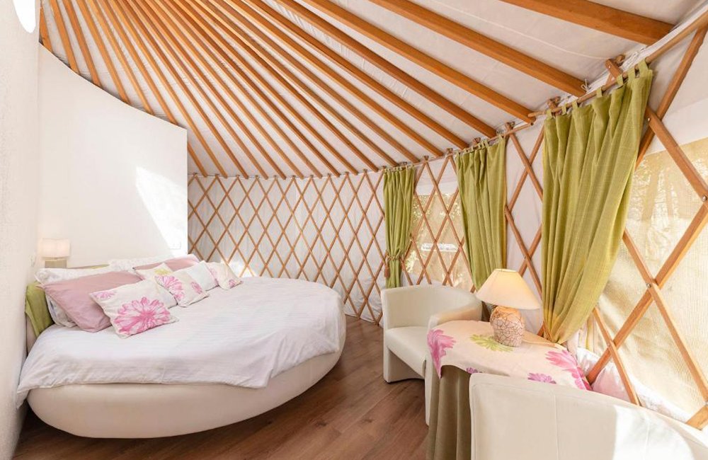 Binnenkant glampingtent op L.Stile Glamping aan de Adriatische kust in het westen van Slovenië