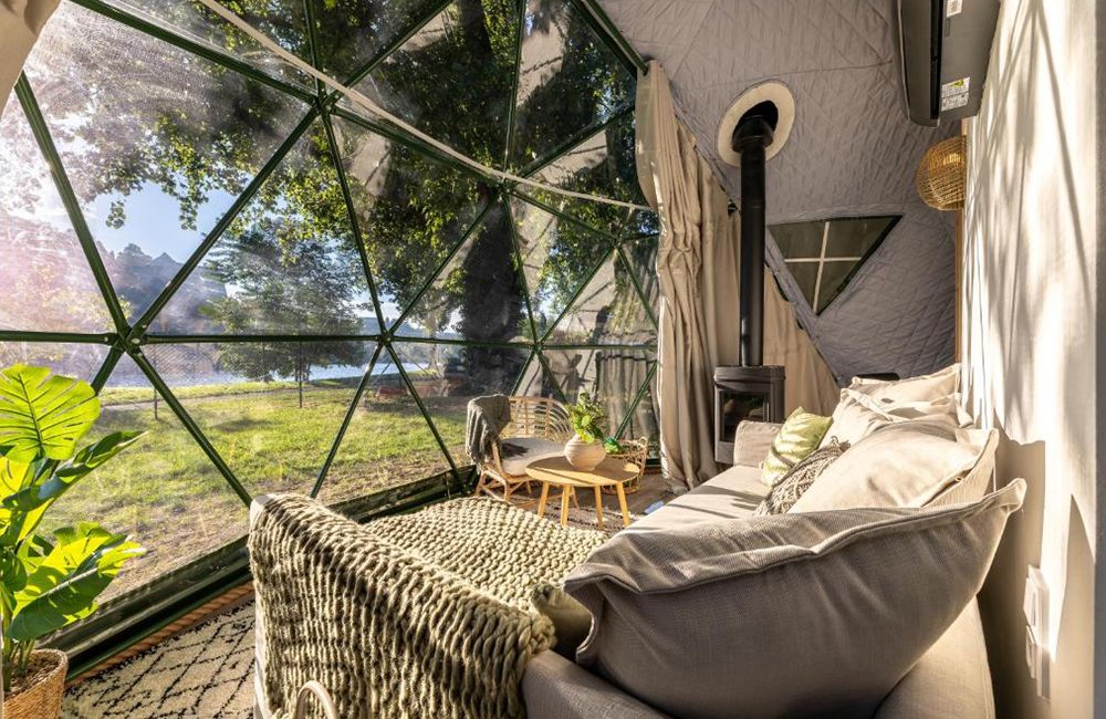 Binnenkant glampingtent op diervriendelijke camping Glamping Prague op een eiland in de Moldau in het hart van Praag in Tsjechië