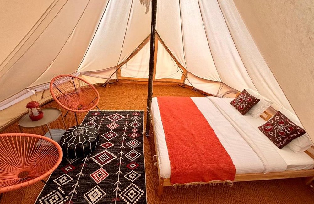 Binnenkant glampingtent van Rosehip camp in het oosten van Servië