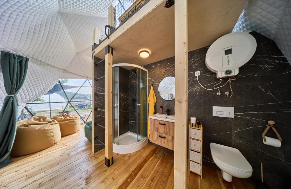 Binnenkant van Glampingtent op Diervriendelijke camping Glamping Slapy aan een stuw meer op de Moldau aan de rand van Praag in Tsjechië