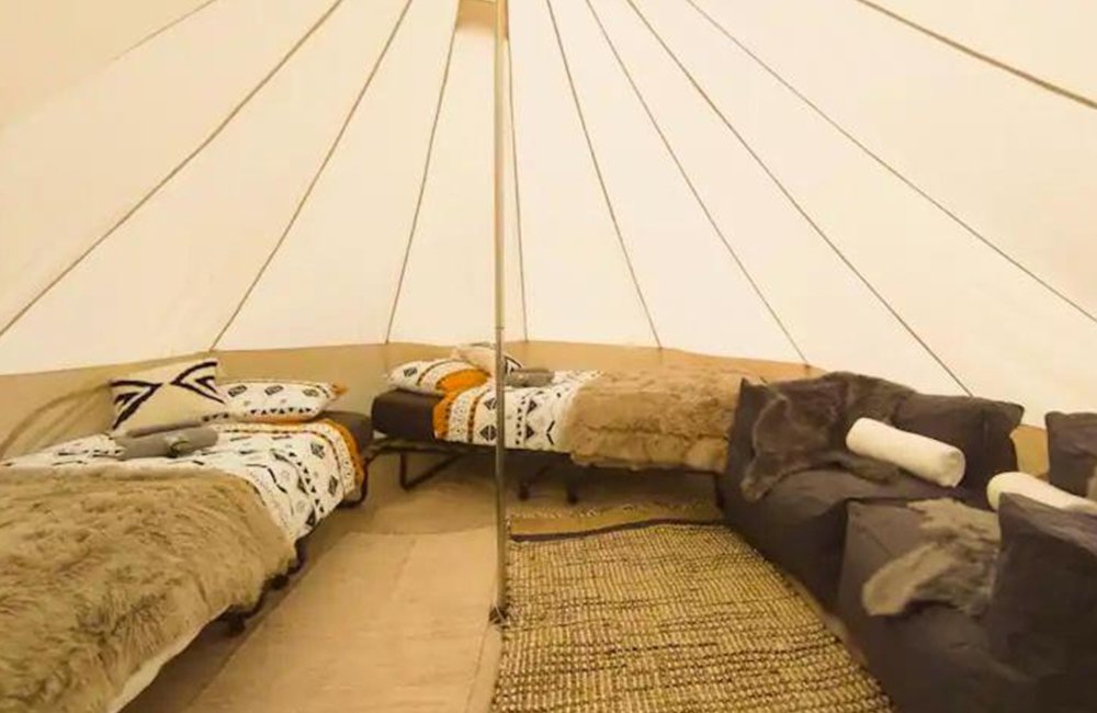 Binnenkant van tipi tent op Glamping Spezberger in Zwitserland tussen de Alpen van het Berner Oberland