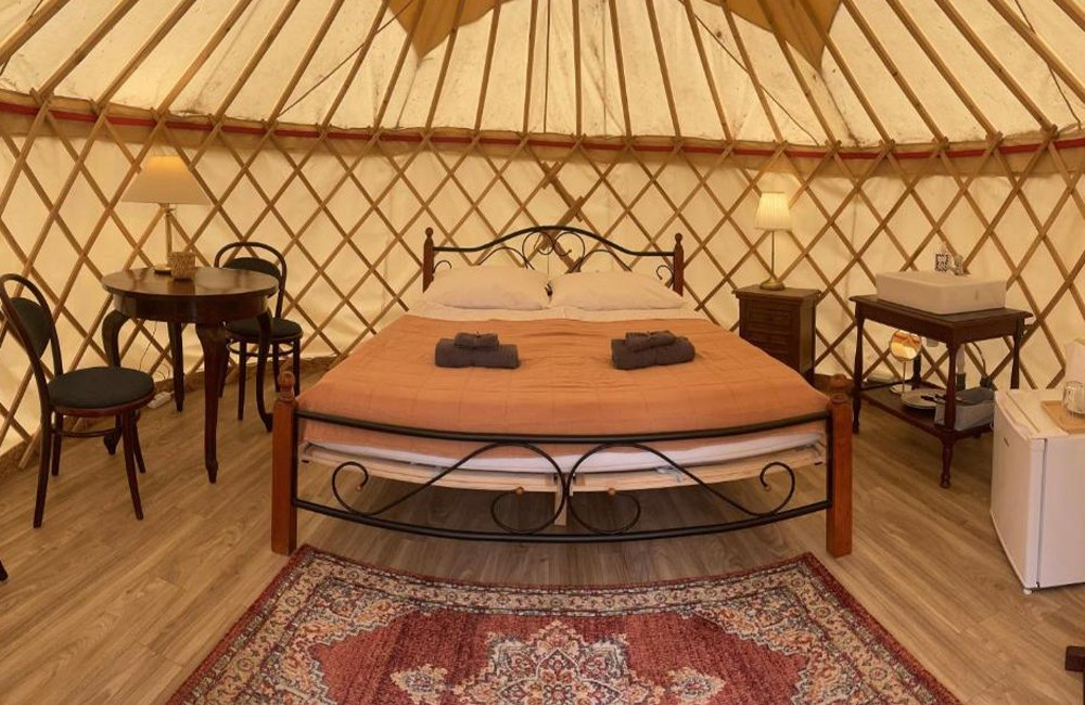 Binnenkant yurt tent op Kemping & Glamping Tiszadada bij Hortobágy Nationaal Park in het oosten van Hongarije