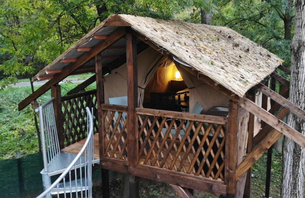 Boomhut van Kemping & Glamping Tiszadada bij Hortobágy Nationaal Park in het oosten van Hongarije