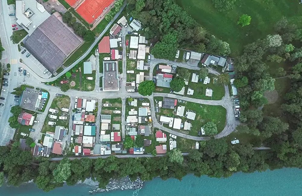 Bovenaanzicht Camp Au Chur in de Graubündener Alpen van Zwitserland aan de rivier de Rijn
