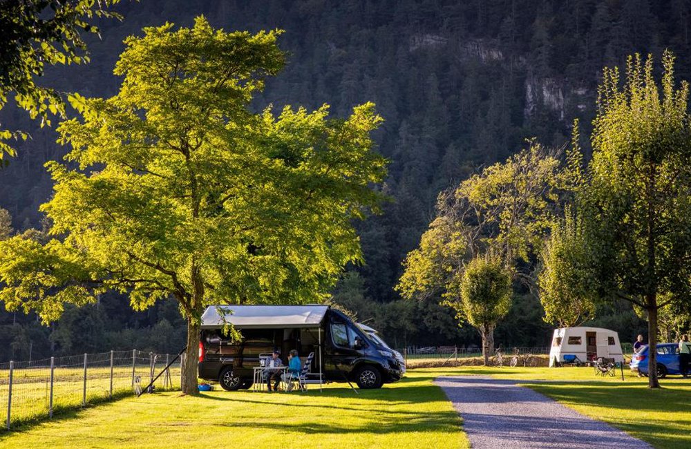 Camper op Camping Lazy Rancho bij het thunermeer in de Alpen van Berner Oberland in Zwitserland