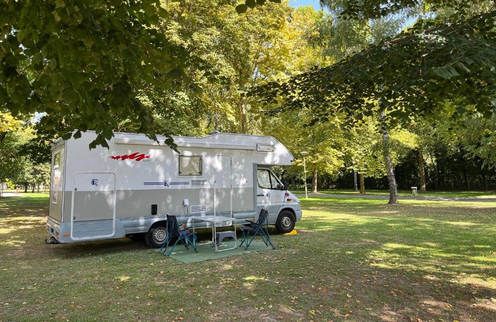 Camper op Camping Thermal Zalakaros bij het Balatonmeer in het westen van Hongarije