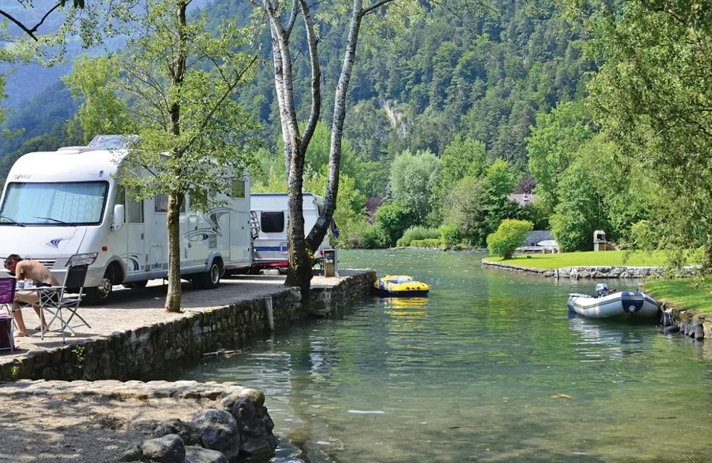 Campers aan het water bij Camping Manor Farm aan het thunermeer in de Alpen van Berner Oberland in Zwitserland