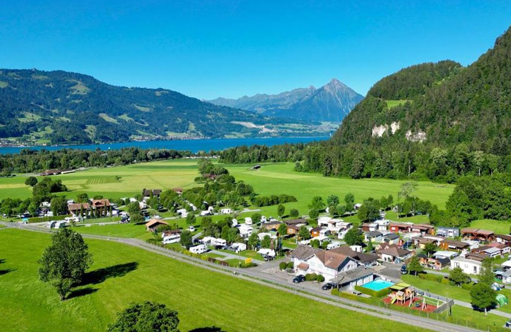 Camping Lazy Rancho bij het thunermeer in de Alpen van Berner Oberland in Zwitserland