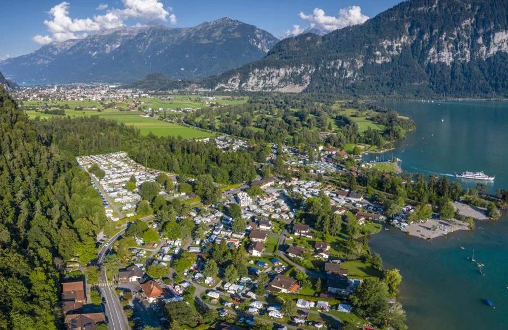Camping Manor Farm aan het thunermeer in de Alpen van Berner Oberland in Zwitserland