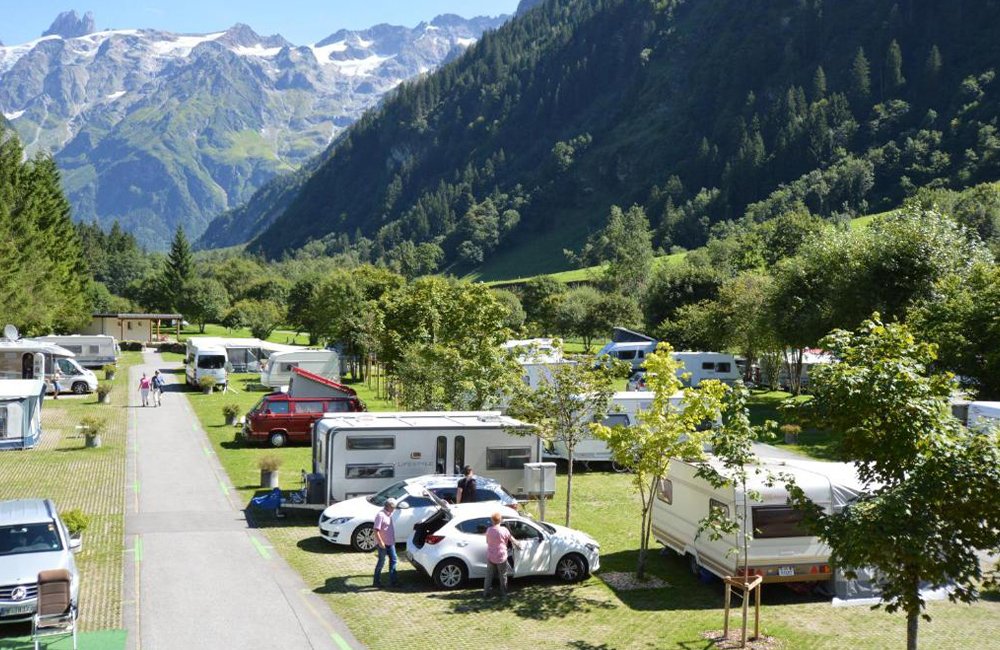 Caravans en campers op Eienwäldli Camping in Zwitserland tussen de Alpen van het Berner Oberland