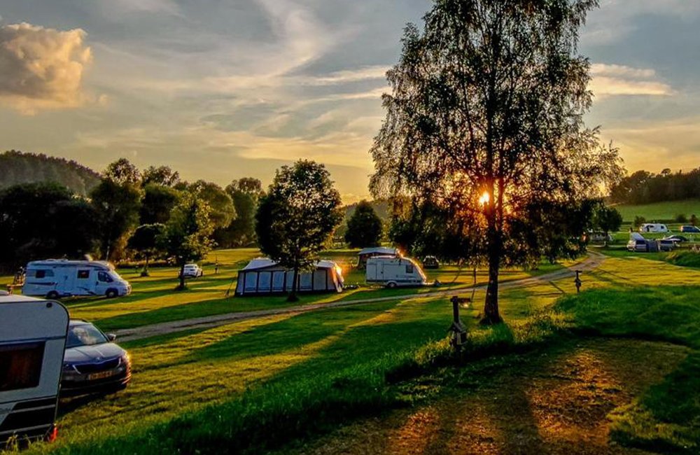 Caravans op diervriendelijke Camping Chvalsiny aan de rand van Český Krumlov in Tsjechië