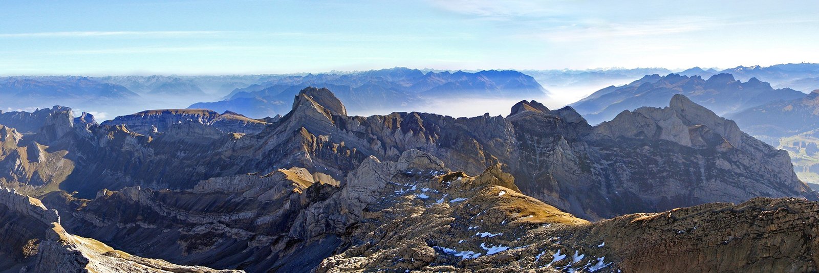 De Alpen van Zwitserland in Kanton Graubünden bij de rivier de Rijn