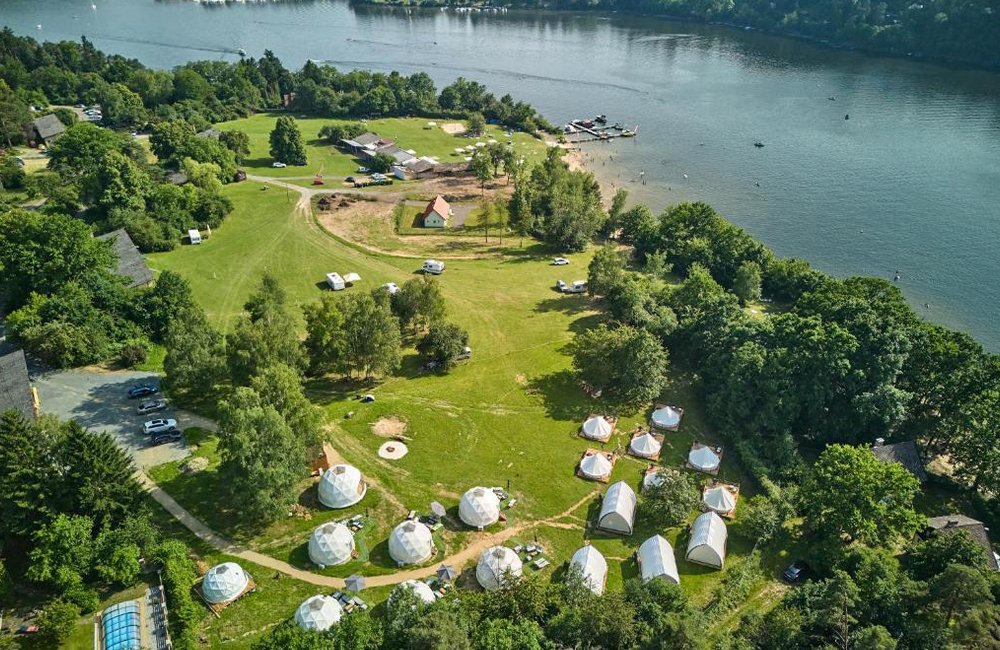 Diervriendelijke camping Glamping Slapy aan een stuw meer op de Moldau aan de rand van Praag in Tsjechië