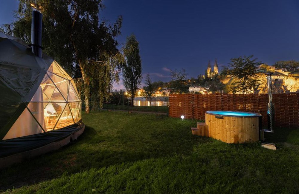 Dome en hot tub van diervriendelijke camping Glamping Prague op een eiland in de Moldau in het hart van Praag in Tsjechië