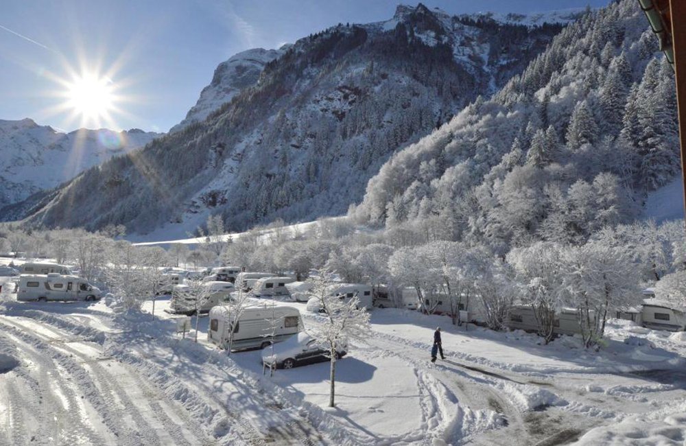 Eienwäldli Camping tijdens de winter in Zwitserland tussen de Alpen van het Berner Oberland