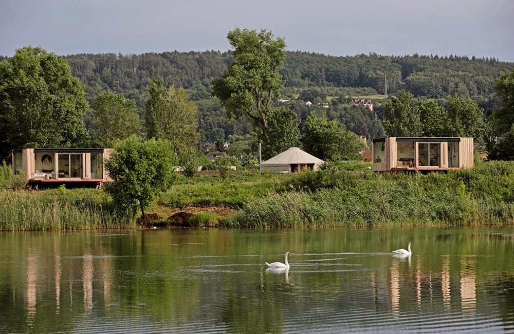 Glamping Jezeroooo aan het meer jezero Lipence aan de rand van Praag in Tsjechië