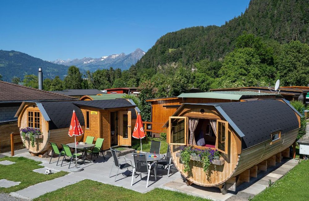 Glamping hutten op Camping Lazy Rancho bij het thunermeer in de Alpen van Berner Oberland in Zwitserland