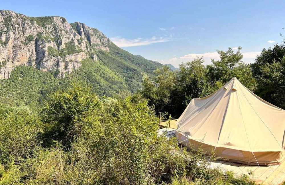 Glamping tent van Rosehip camp in het oosten van Servië
