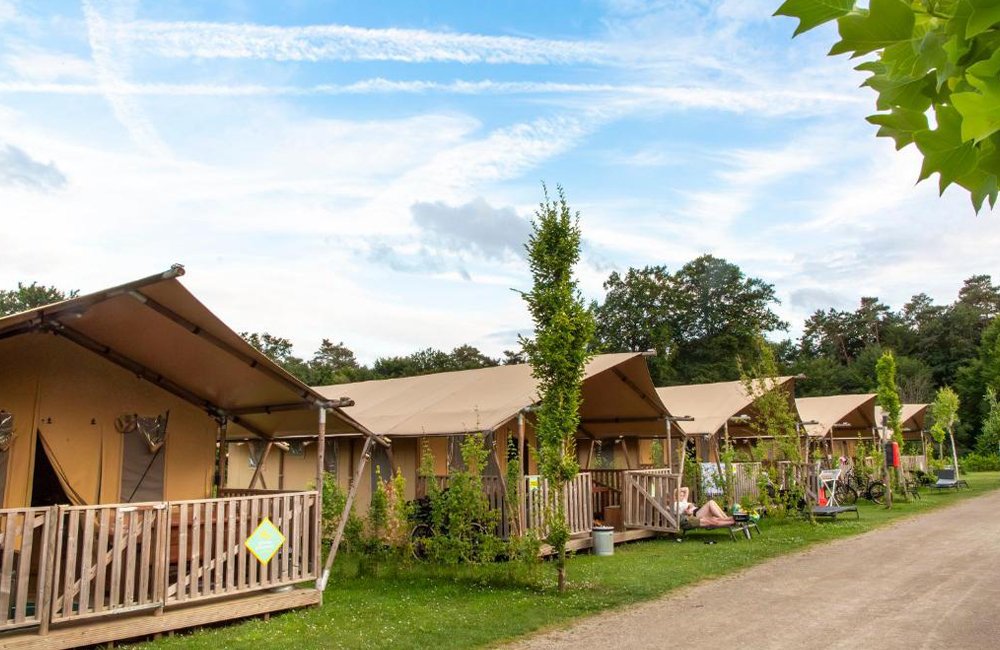 Glamping tenten van Camping Hu Birkelt Village bij het Müllerthal het Klein-Zwitserland van Luxemburg