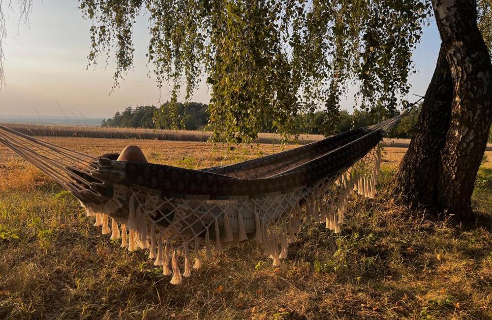 Hangmat van Diervriendelijke Off-Grid camping Glamping Ostrov Klidu aan de rand van Praag in Tsjechië