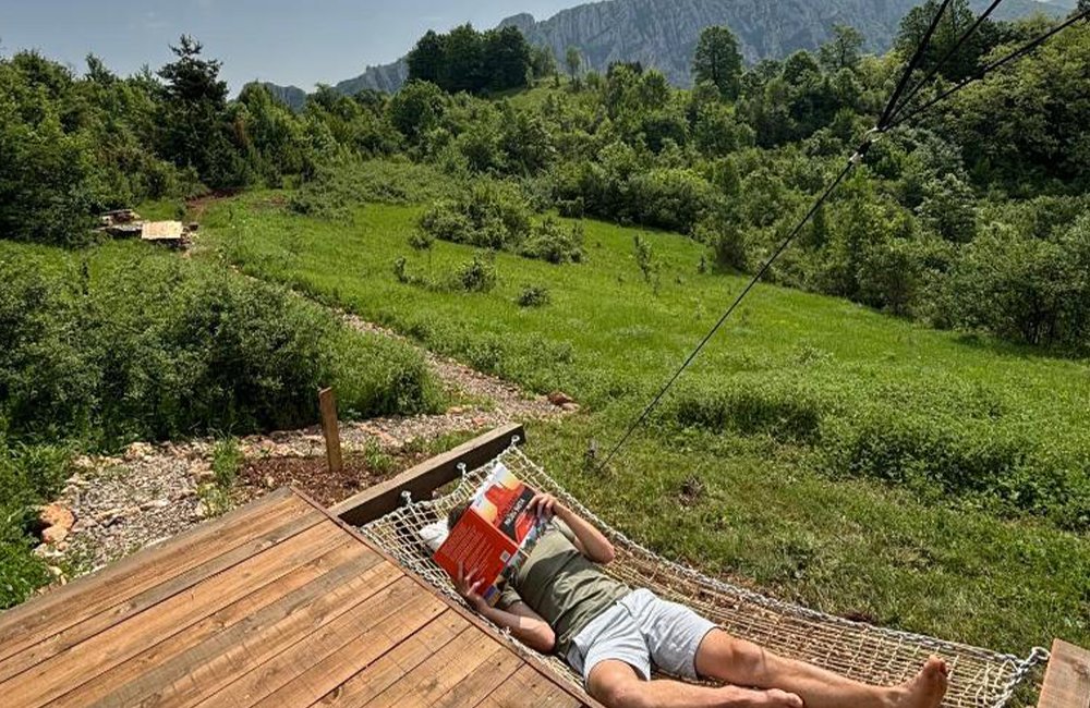 Hangmat van Rosehip camp in het oosten van Servië