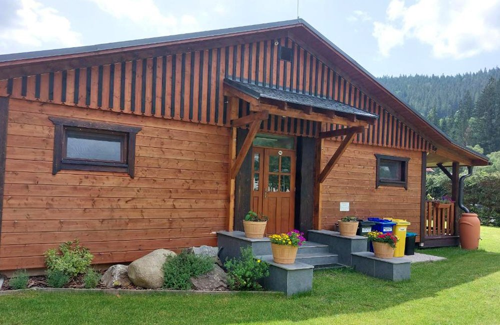 Hut van Autokemp Speleocamp Malužiná in het Lage Tatra gebergte in Slowakije