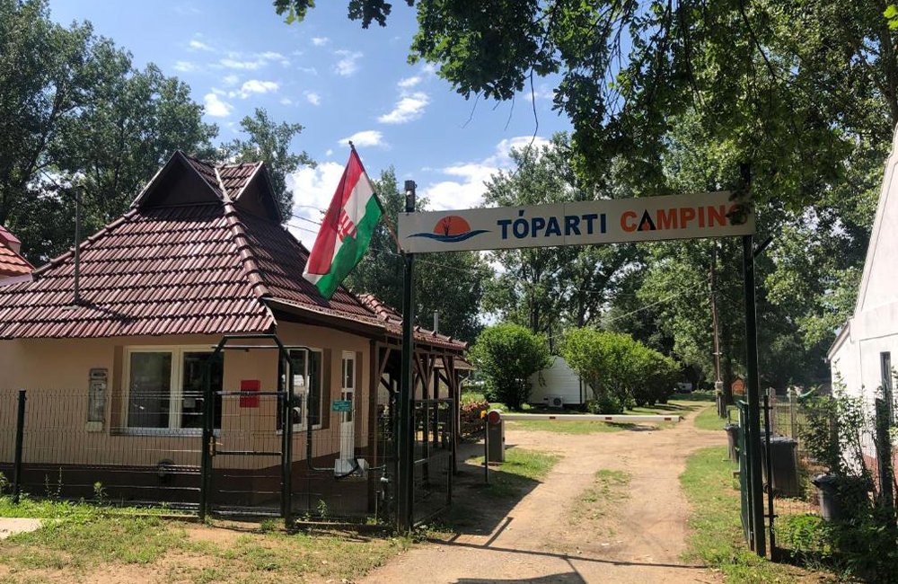 Ingang van Tóparti Camping naast het Meer van Tisza aan de rand van Tiszafüred bij Hortobágy Nationaal Park in het oosten van Hongarije