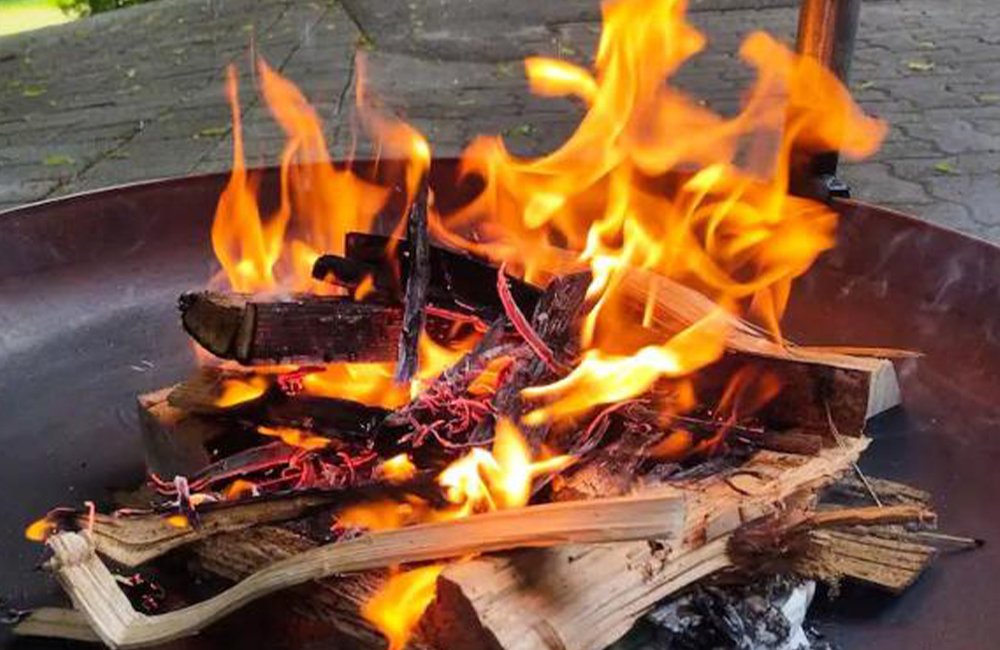 Kampvuur op Glamping Spezberger in Zwitserland tussen de Alpen van het Berner Oberland