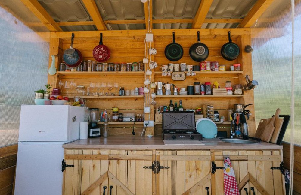Keuken van diervriendelijke camping Glamping Sve Mir in de Karpaten van Servië