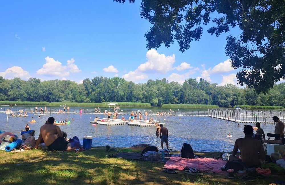 Meer van Tisza naast Tóparti Camping aan de rand van Tiszafüred bij Hortobágy Nationaal Park in het oosten van Hongarije
