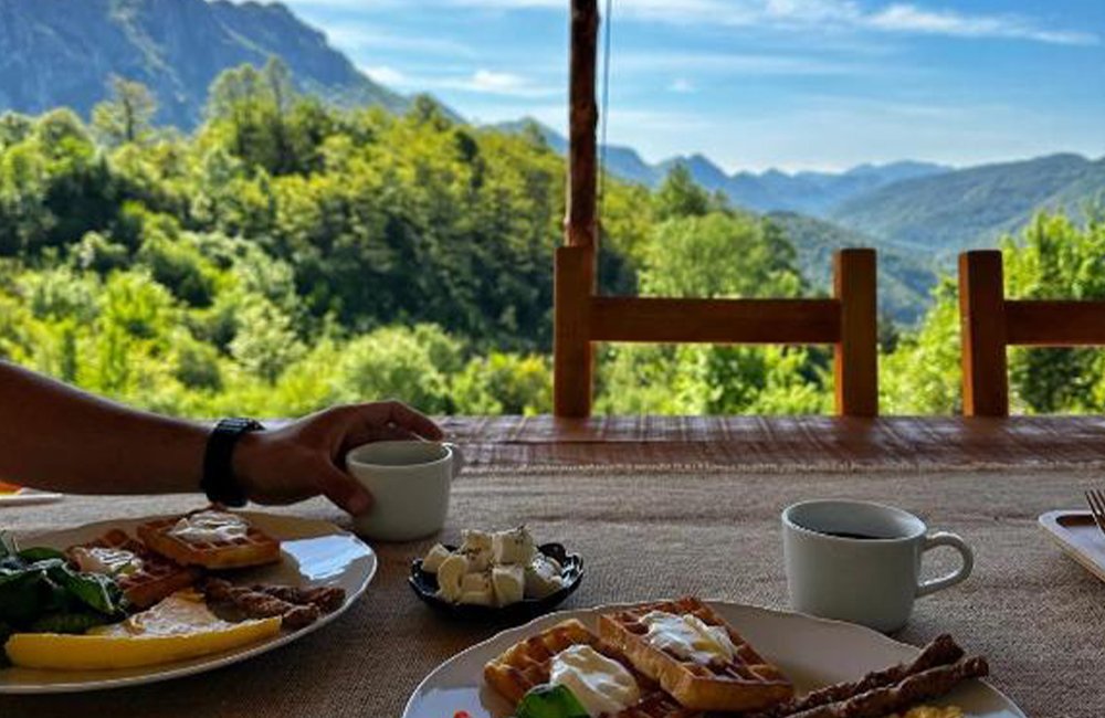 Ontbijt op Rosehip camp in het oosten van Servië