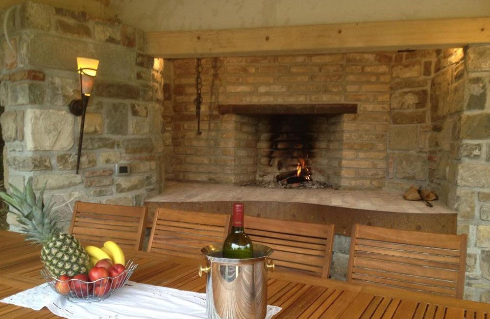 Openhaard van L.Stile Glamping aan de Adriatische kust in het westen van Slovenië