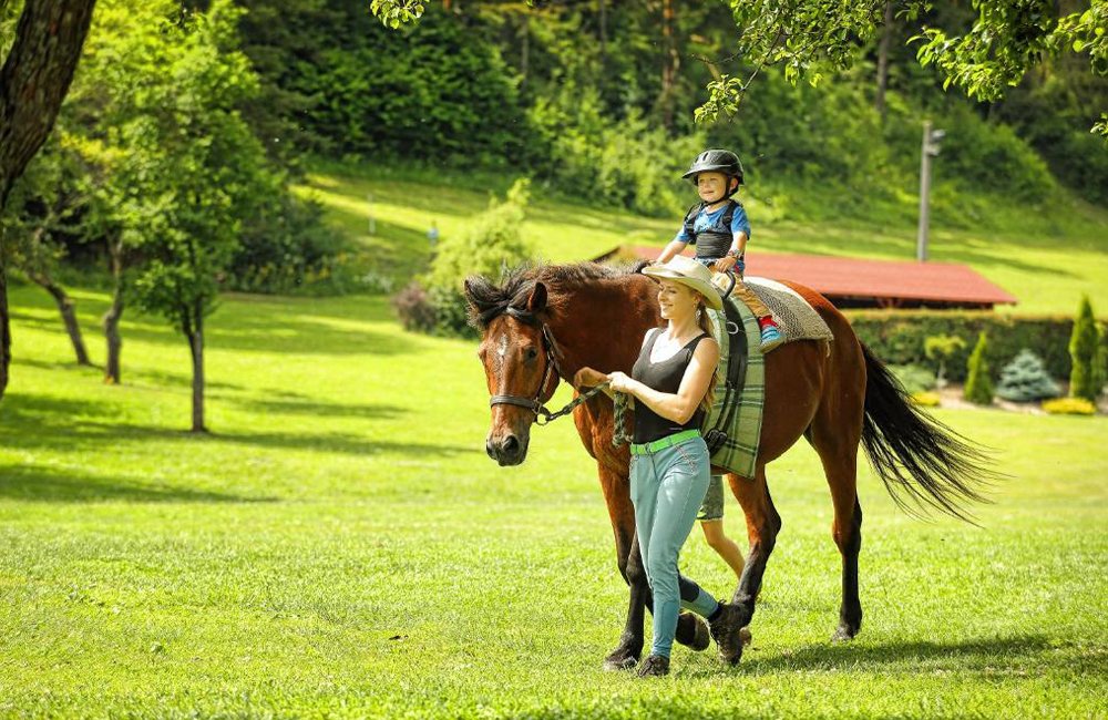 Paardrijden op Camping Villa Betula Resort aan het Liptovská Mara Meer in het Tatra gebergte van Slowakije