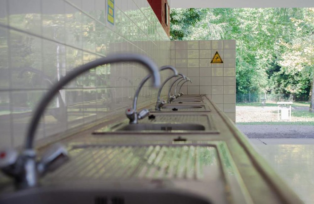 Sanitair van Camping Thermal Zalakaros bij het Balatonmeer in het westen van Hongarije