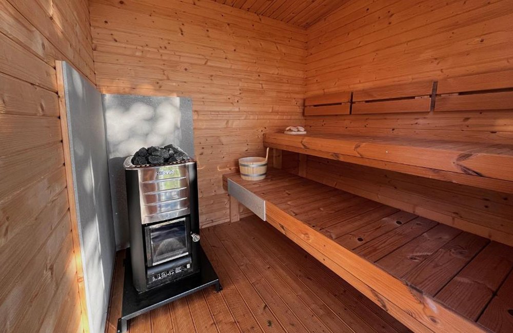 Sauna van Diervriendelijke Off-Grid camping Glamping Ostrov Klidu aan de rand van Praag in Tsjechië