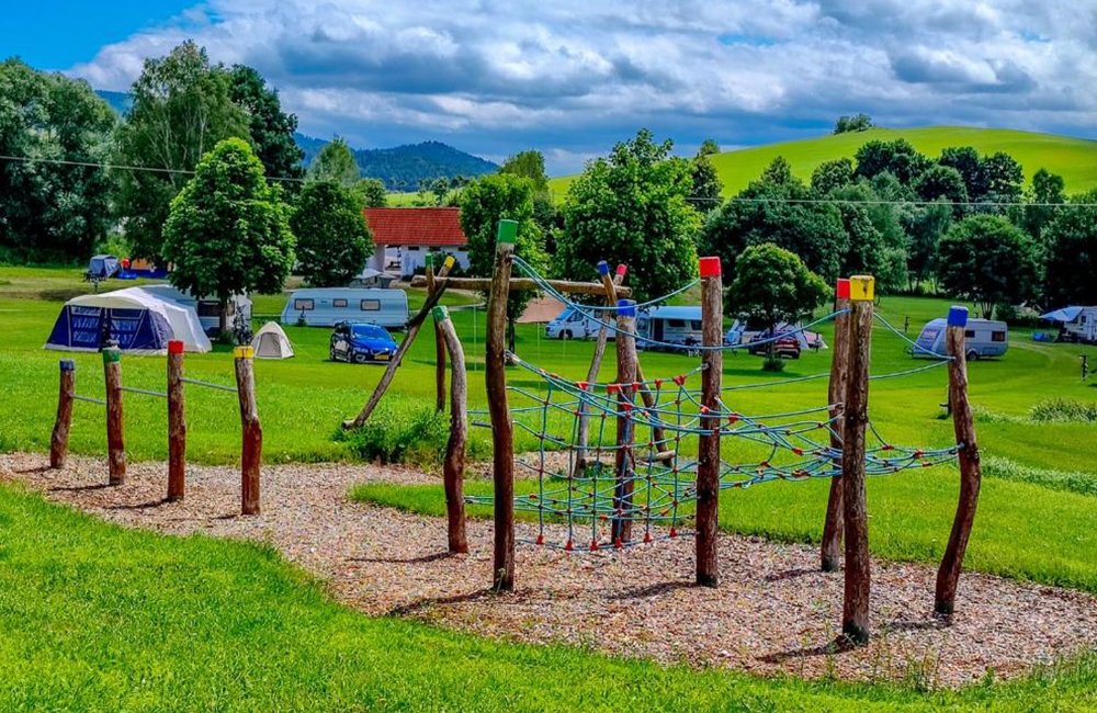 Speeltuin van diervriendelijke Camping Chvalsiny aan de rand van Český Krumlov in Tsjechië