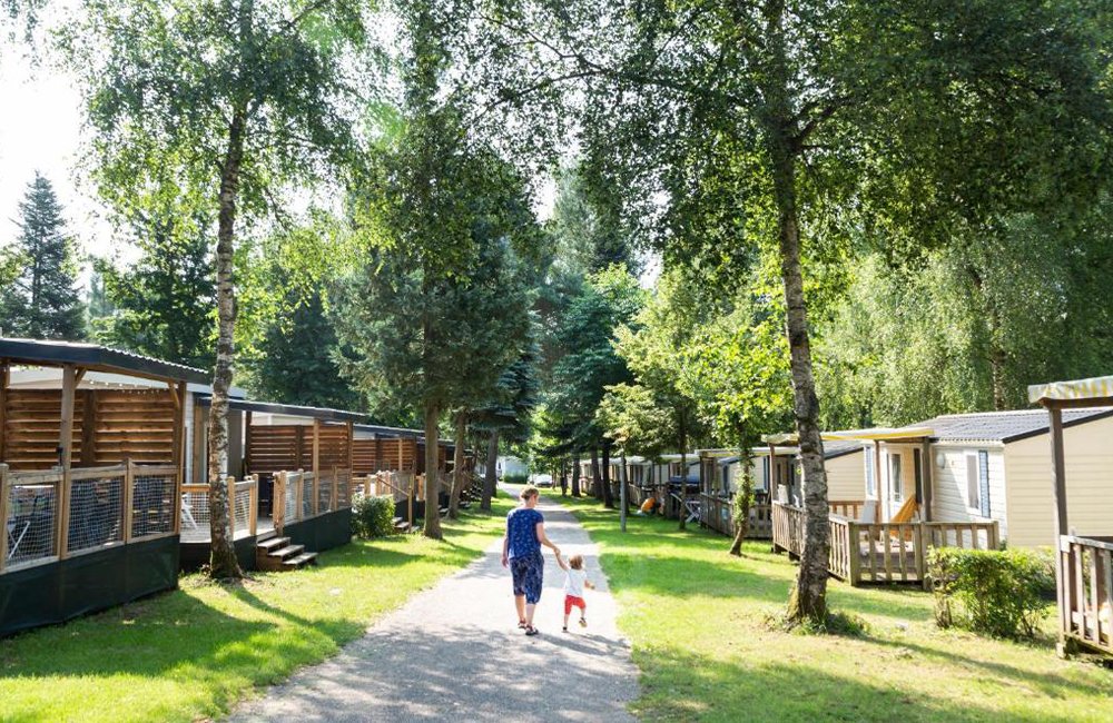 Stacaravans van Camping Hu Birkelt Village bij het Müllerthal het Klein-Zwitserland van Luxemburg